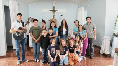 Missa Solene em louvor a Nossa Senhora do Rocio na Comunidade Vila Rural reuniu dezenas de fiÃ©is